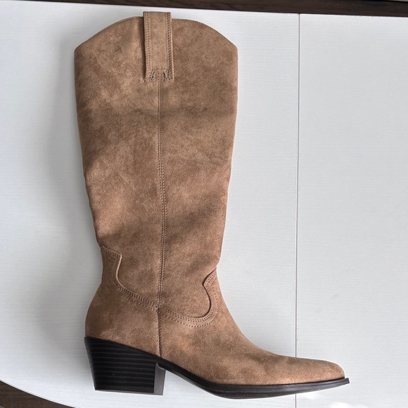 Elegant Tan Heeled Boots - Picture 11 of 13